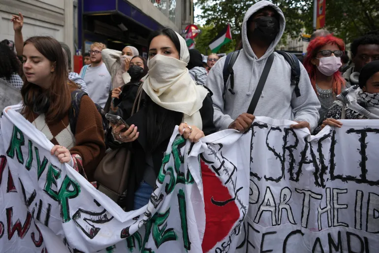 University students march in London demanding ceasefire and end to Gaza conflict.