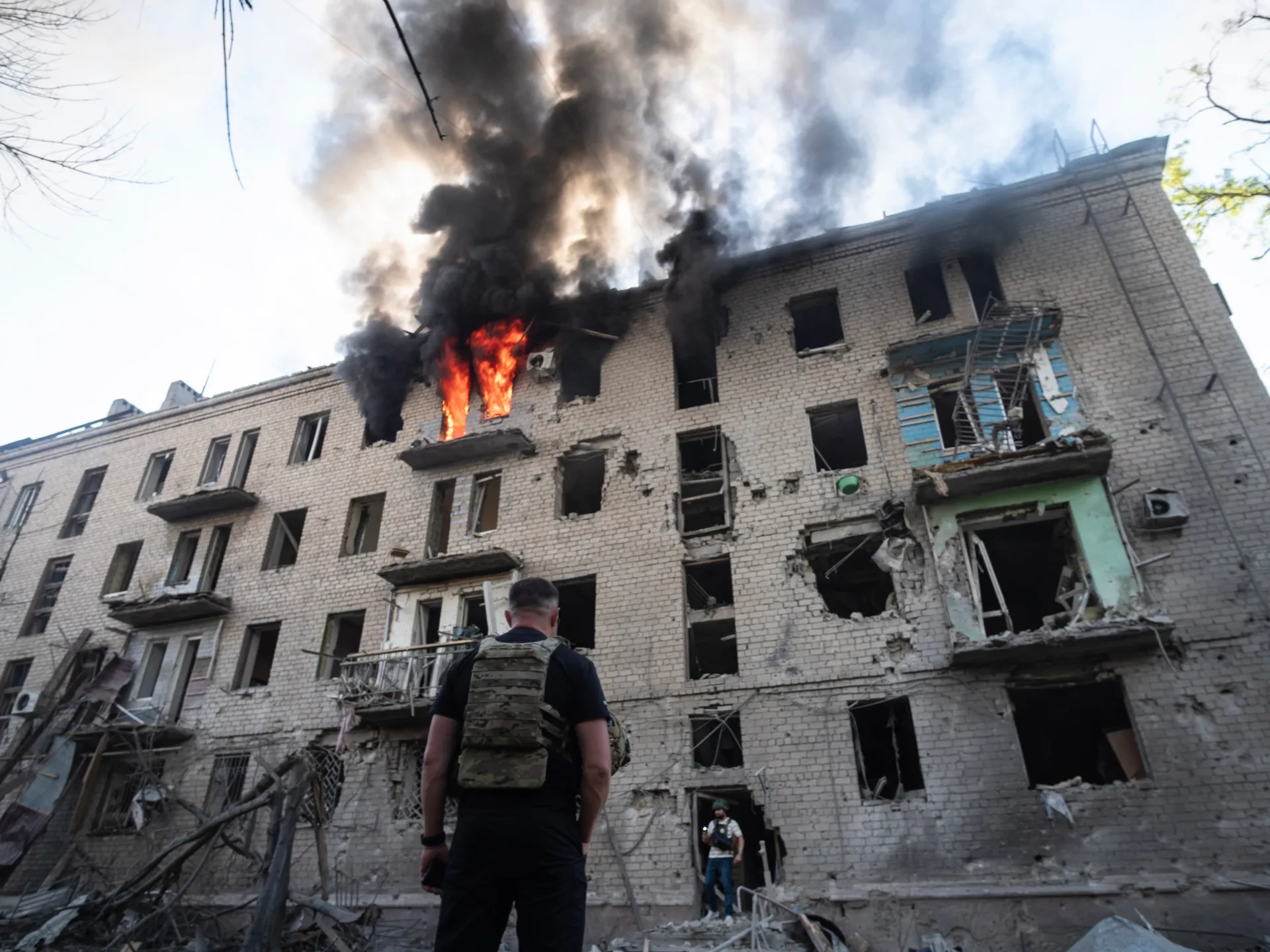 A fire engulfs a building following a Russian air strike on a residential area in Kramatorsk, Donetsk region, eastern Ukraine, May 25, 2026 [Maria Senovilla/EPA]