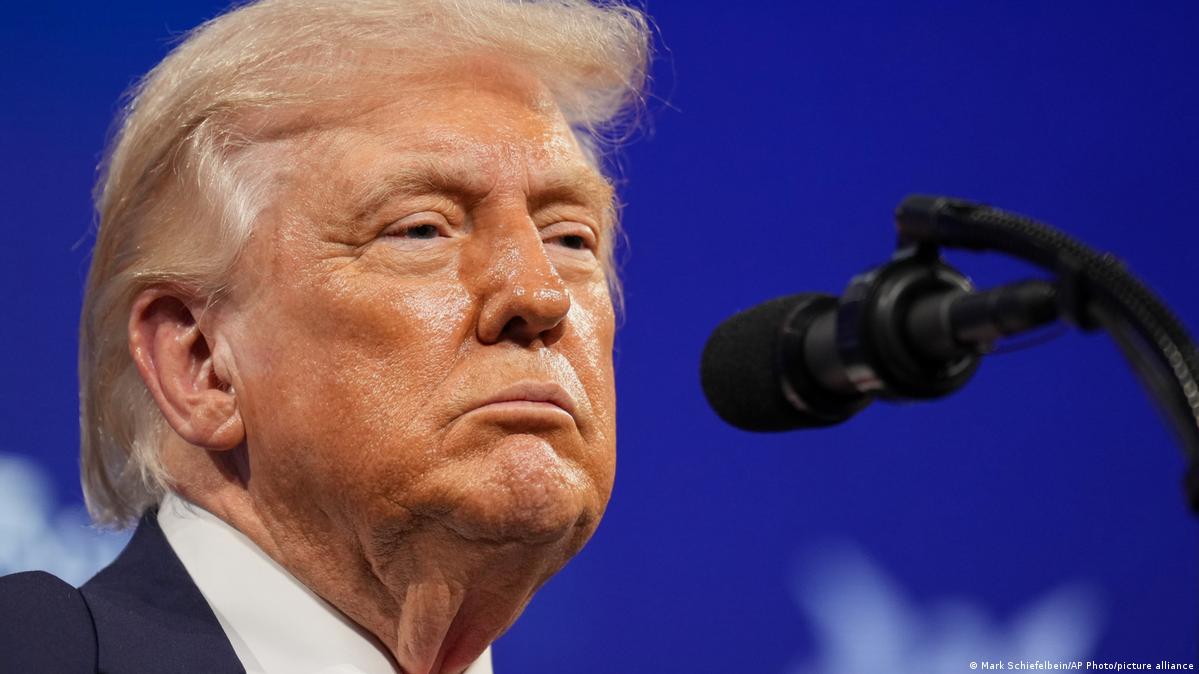 It will be Trump's first prime-time speech since the US-Israeli joint military offensive against Iran began more than a month agoImage: Mark Schiefelbein/AP Photo/picture alliance