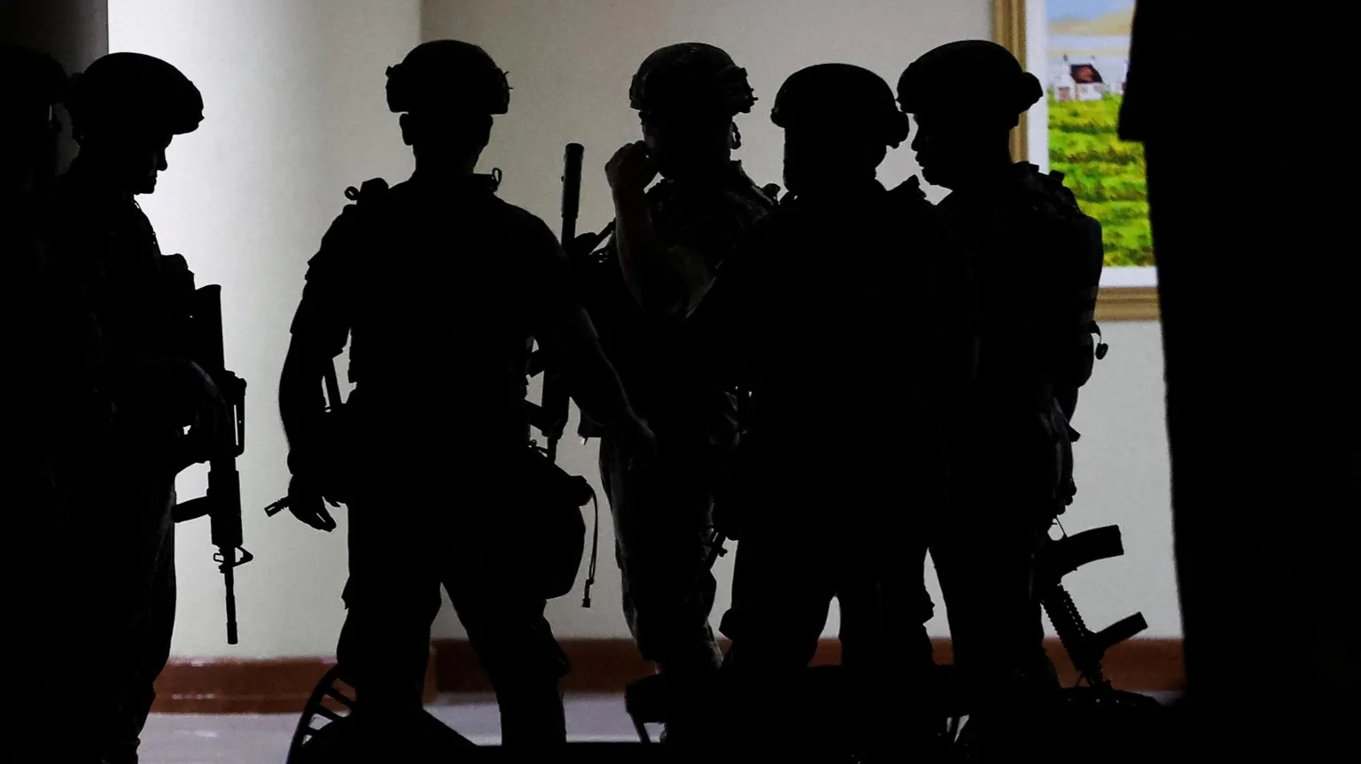 Armed police commandos in tactical gear enter Philippine Senate during arrest operation for ICC-wanted official.